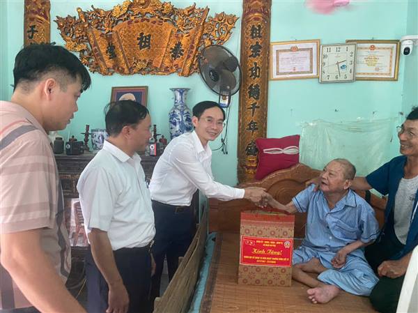 Lãnh đạo Đảng ủy, Chính quyền xã Nam An Phụ thăm, tặng quà nhân kỷ niệm 78 năm ngày Thương binh, liệt sĩ 27/7