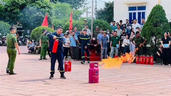 XÃ NAM AN PHỤ TRIỂN KHAI HUẤN LUYỆN NGHIỆP VỤ PHÒNG CHÁY, CHỮA CHÁY VÀ CỨU NẠN, CỨU HỘ CHO LỰC LƯỢNG DÂN PHÒNG VÀ CÁC CƠ SỞ SẢN XUẤT, KINH DOANH