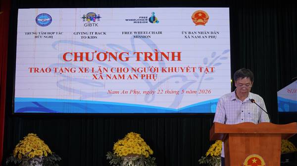 LAN TỎA NGHĨA CỬ NHÂN VĂN QUA CHƯƠNG TRÌNH TRAO TẶNG XE LĂN CHO NGƯỜI KHUYẾT TẬT