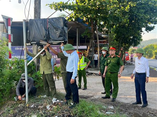 XÃ NAM AN PHỤ TRIỂN KHAI RA QUÂN CAO ĐIỂM GIẢI TỎA VI PHẠM LẤN CHIẾM LÒNG ĐƯỜNG, VỈA HÈ VÀ HÀNH LANG AN TOÀN GIAO THÔNG ĐƯỜNG BỘ