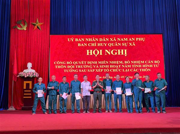 XÃ NAM AN PHỤ TỔ CHỨC CÔNG BỐ QUYẾT ĐỊNH MIỄN NHIỆM, BỔ NHIỆM THÔN ĐỘI TRƯỞNG VÀ SINH HOẠT NẮM TÌNH HÌNH TƯ TƯỞNG SAU SẮP XẾP TỔ CHỨC LẠI CÁC THÔN