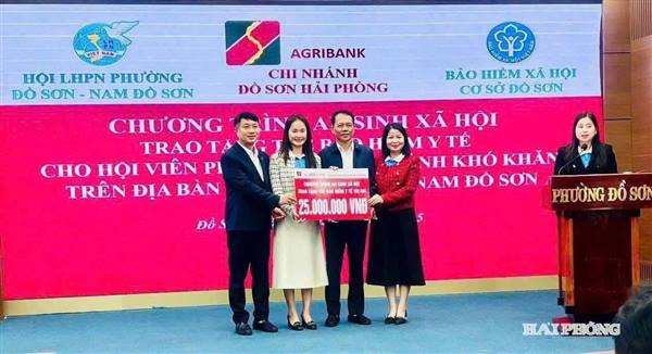 Tặng thẻ bảo hiểm y tế cho phụ nữ khó khăn ở phường Nam Đồ Sơn