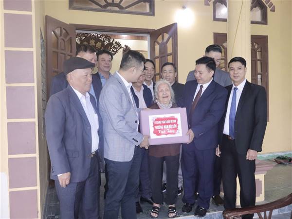 UỶ BAN MTTQ VIỆT NAM PHƯỜNG NAM ĐỒ SƠN THĂM, TẶNG QUÀ CÁC MẸ VIỆT NAM ANH HÙNG NHÂN KỶ NIỆM 95 NĂM NGÀY TRUYỀN THỐNG MTTQ VIỆT NAM