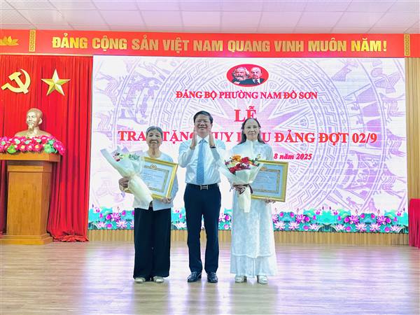 PHƯỜNG NAM ĐỒ SƠN TRAO TẶNG HUY HIỆU ĐẢNG ĐỢT 2/9