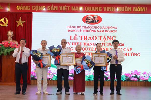 LONG TRỌNG TRAO TẶNG HUY HIỆU ĐẢNG ĐỢT 19/5 VÀ CÔNG BỐ QUYẾT ĐỊNH NÂNG CẤP CÁC CHI BỘ TRỰC THUỘC