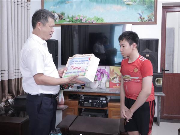 PHƯỜNG NAM ĐỒ SƠN THĂM, TẶNG QUÀ TRẺ EM NHÂN THÁNG HÀNH ĐỘNG VÌ TRẺ EM VÀ NGÀY QUỐC TẾ THIẾU NHI 01/6