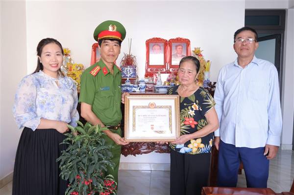 NAM ĐỒ SƠN TRUY TẶNG HUY HIỆU 45 NĂM TUỔI ĐẢNG