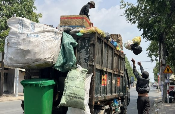 QUYẾT ĐỊNH
Ban hành giá cụ thể dịch vụ thu gom, vận chuyển, xử lý
chất thải rắn sinh hoạt đối với cơ quan, tổ chức, cơ sở sản xuất kinh doanh,
dịch vụ, khu sản xuất, kinh doanh, dịch vụ tập trung, cụm công nghiệp,
hộ gia đình, cá nhân trên địa bàn thành phố Hải Phòng