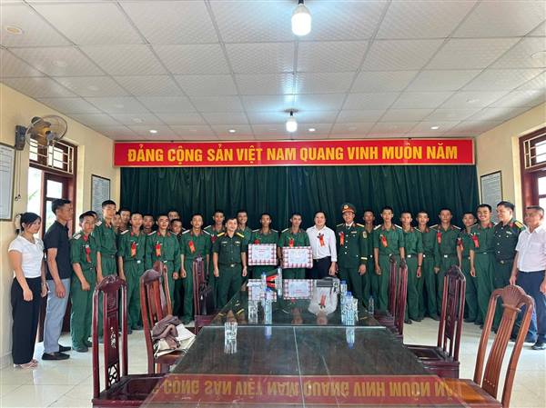 Phường Nam Đồ Sơn thăm, động viên tân binh đang huấn luyện tại Trung đoàn 8, Sư đoàn 395