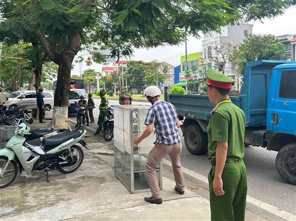 PHƯỜNG NAM ĐỒ SƠN TIẾP TỤC KIÊN QUYẾT XỬ LÝ CÁC TRƯỜNG HỢP VI PHẠM TRẬT TỰ ĐƯỜNG HÈ, ĐÔ THỊ