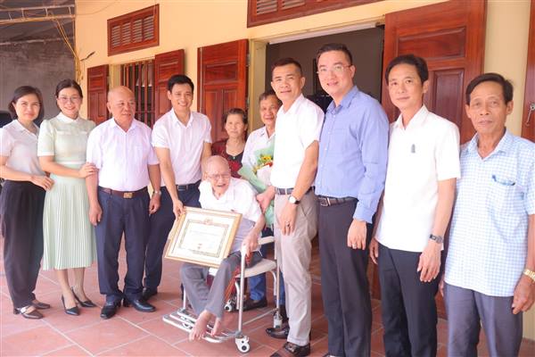 ĐẢNG ỦY PHƯỜNG NAM ĐỒ SƠN TỔ CHỨC THĂM, TRAO TẶNG HUY HIỆU ĐẢNG CHO ĐẢNG VIÊN NHÂN DỊP 27/7