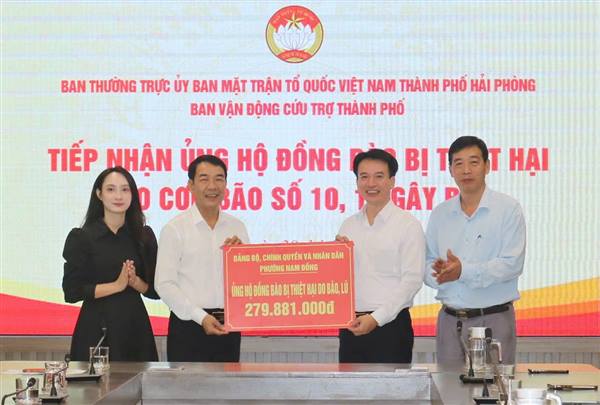 Phường Nam Đồng ủng hộ đồng bào bị thiệt hại nặng nề do mưa lũ gây ra