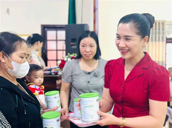 LAN TỎA YÊU THƯƠNG TỪ CHƯƠNG TRÌNH TRAO TẶNG SỮA MIỄN PHÍ CHO TRẺ TỪ 0 ĐẾN 16 THÁNG TUỔI TRÊN ĐỊA BÀN PHƯỜNG NAM ĐỒNG