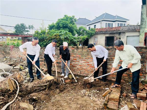 KHỞI CÔNG XÂY DỰNG NHÀ “ĐẠI ĐOÀN KẾT” CHO GIA ĐÌNH BÀ ĐINH THỊ TÁCH TẠI PHƯỜNG NAM ĐỒNG