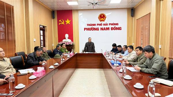 Lãnh đạo phường họp chỉ đạo Tổ kiểm tra quy tắc trật tự đô thị phường