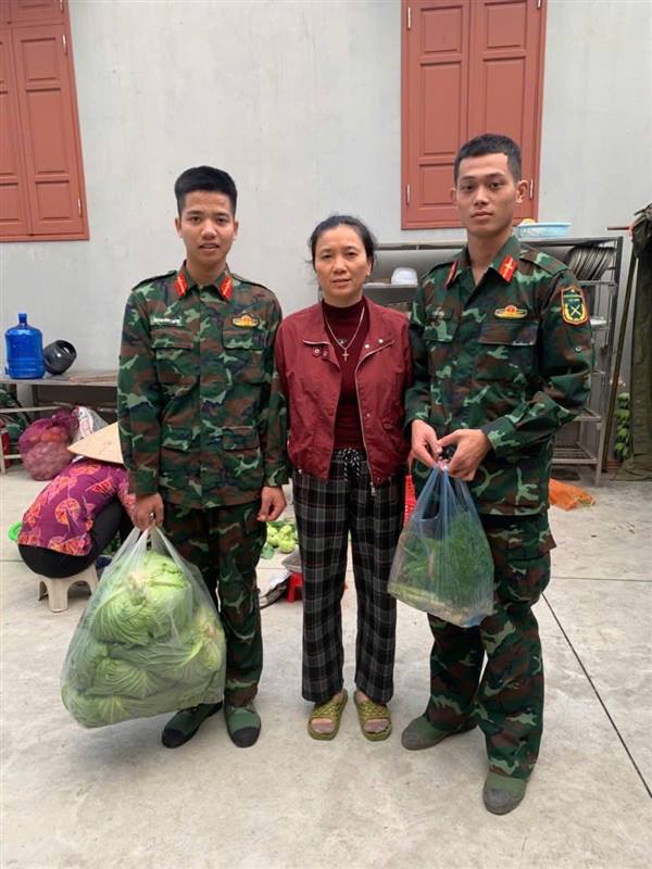 HỘI PHỤ NỮ VÀ ĐOÀN THANH NIÊN PHƯỜNG NAM ĐỒNG TẶNG QUÀ CÁC CHIẾN SĨ LỮ ĐOÀN 214