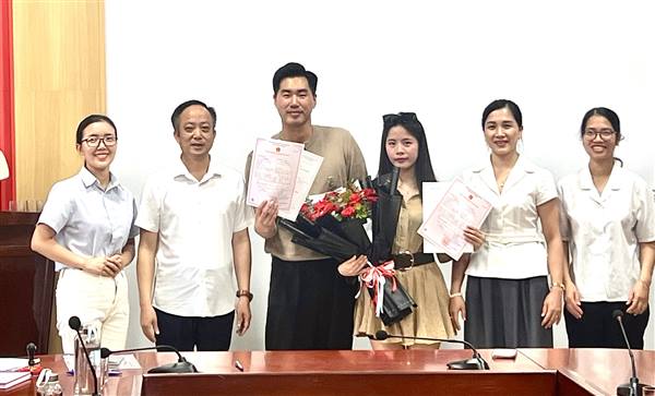 UBND phường Nam Đồng trao Giấy chứng nhận kết hôn có yếu tố nước ngoài