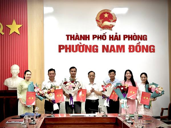 CÔNG BỐ QUYẾT ĐỊNH KIỆN TOÀN CÁC CHỨC DANH CẤP PHÓ ĐẢNG ỦY, UBND PHƯỜNG NAM ĐỒNG