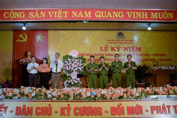 CÔNG AN PHƯỜNG NAM ĐỒNG TỔ CHỨC LỄ KỶ NIỆM 80 NĂM NGÀY TRUYỀN THỐNG CÔNG AN NHÂN DÂN VÀ 20 NĂM NGÀY HỘI TOÀN DÂN BẢO VỆ ANTT
