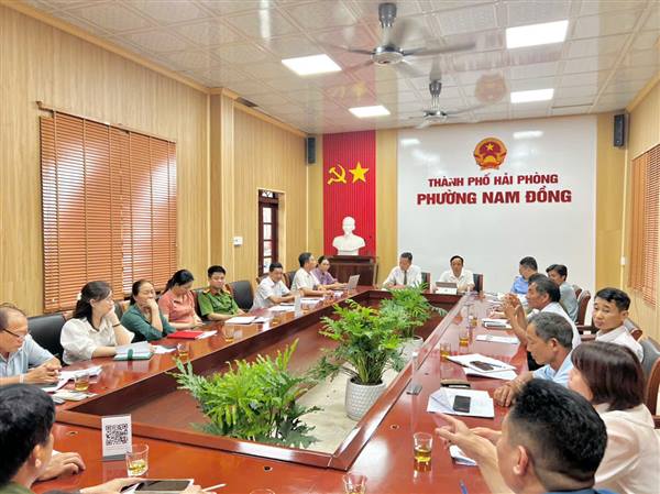 PHƯỜNG NAM ĐỒNG TRIỂN KHAI LÁT GẠCH VỈA HÈ, CHỈNH TRANG ĐÔ THỊ