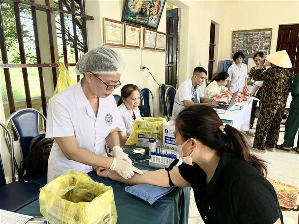 PHƯỜNG NAM ĐỒNG: TẬN TÂM CHĂM SÓC SỨC KHỎE MIỄN PHÍ CHO NHÂN DÂN