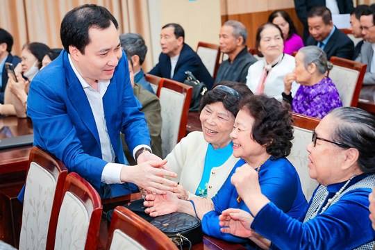 Cử tri đánh giá cao nội dung chương trình hành động của Trưởng ban Tuyên giáo Cơ quan UBTƯ MTTQ Việt Nam Vũ Văn Tiến

Tác giả Hương Diệp - ảnh Hoài Nam