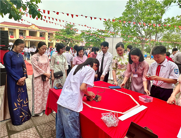 Trường THCS Nam Đồng tổ chức hoạt động ngoại khóa với chủ đề “Ngày hội Sách và Công nghệ”