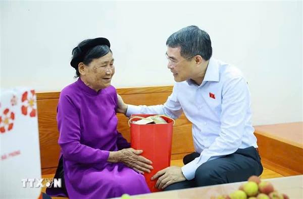 PHƯỜNG NAM ĐỒNG: THỦ TƯỚNG CHÍNH PHỦ THĂM, TẶNG QUÀ MẸ VIỆT NAM ANH HÙNG ĐINH THỊ BÉ