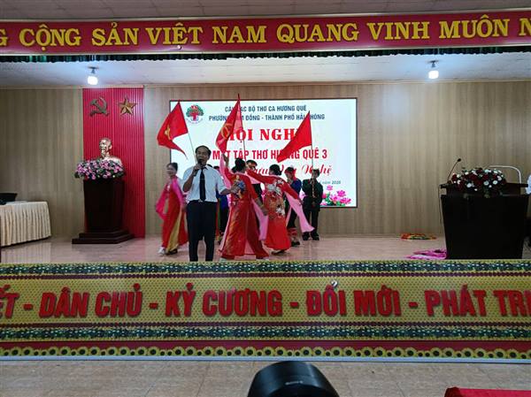 CÂU LẠC BỘ THƠ CA HƯƠNG QUÊ TỔ CHỨC HỘI NGHỊ RA MẮT TẬP THƠ HƯƠNG QUÊ 3