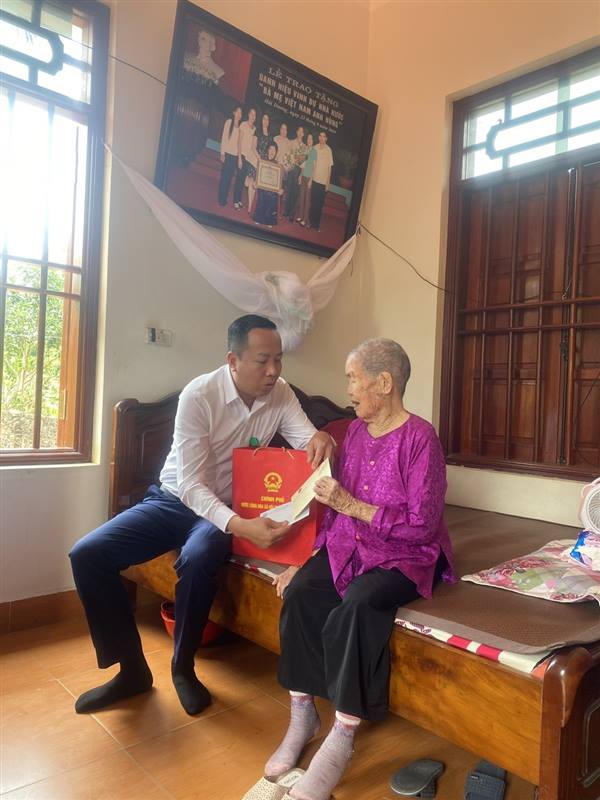 BÀI VIẾT VỀ ĐOÀN LÃNH ĐẠO ĐẾN THĂM, TẶNG QUÀ MẸ VIỆT NAM ANH HÙNG MẠC THỊ ẢM

