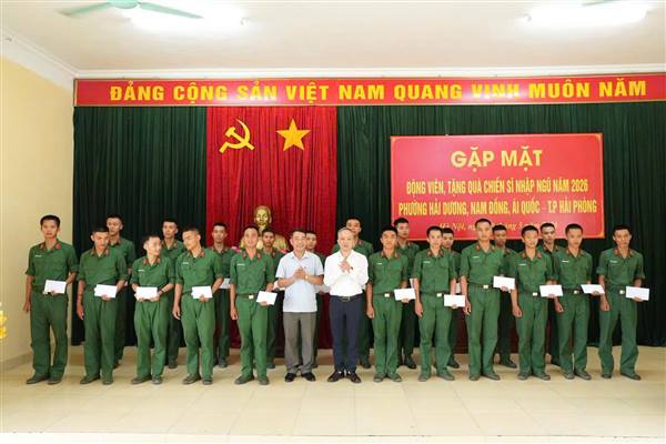 LÃNH ĐẠO PHƯỜNG NAM ĐỒNG VÀ THÂN NHÂN THĂM, TẶNG QUÀ CHIẾN SĨ MỚI NHẬP NGŨ NĂM 2026