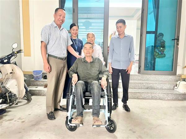 PHƯỜNG NAM ĐỒNG TRAO TẶNG XE LĂN CHO BỆNH BINH ĐỖ HUY THUẦN