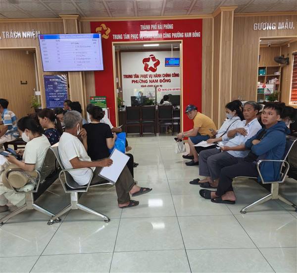 TRUNG TÂM PHỤC VỤ HÀNH CHÍNH CÔNG PHƯỜNG NAM ĐỒNG HỖ TRỢ NGƯỜI DÂN THỰC HIỆN THỦ TỤC HÀNH CHÍNH TẠI TỔ DÂN PHỐ

