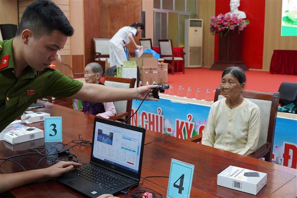 PHƯỜNG NAM ĐỒNG TỔ CHỨC ĐƯA ĐÓN THÂN NHÂN LIỆT SĨ THAM GIA THU NHẬN MẪU ADN PHỤC VỤ XÁC ĐỊNH DANH TÍNH LIỆT SĨ CHƯA XÁC ĐỊNH ĐƯỢC THÔNG TIN