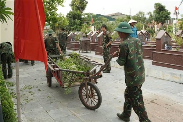 PHƯỜNG NAM ĐỒNG TỔ CHỨC TỔNG VỆ SINH NGHĨA TRANG LIỆT SĨ PHỤC VỤ LẤY MẪU ADN HÀI CỐT LIỆT SĨ CHƯA XÁC ĐỊNH THÔNG TIN