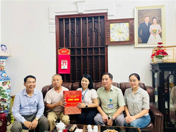 Phường Nam Đồng tổ chức thăm, tặng quà người có công nhân kỷ niệm 79 năm Ngày Thương binh - Liệt sĩ (27/7/1947 - 27/7/2026)