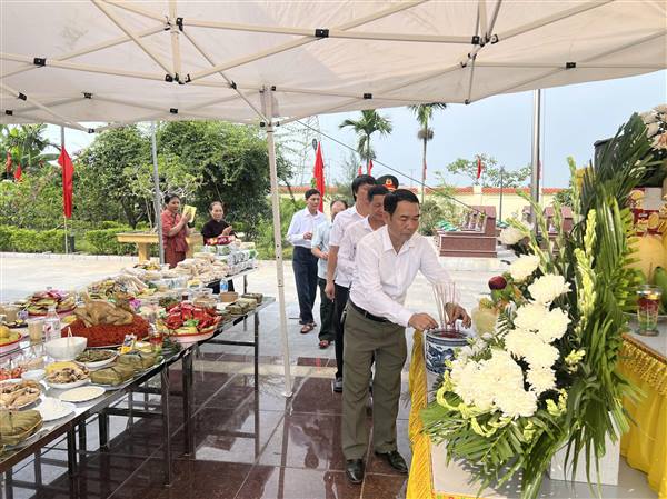    PHƯỜNG NAM ĐỒNG TRANG TRỌNG TỔ CHỨC LỄ CẦU SIÊU VÀ THẮP NẾN TRI ÂN CÁC ANH HÙNG LIỆT SĨ