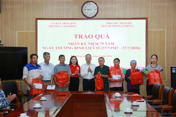    PHƯỜNG NAM ĐỒNG PHỐI HỢP VỚI HỘI CHỮ THẬP ĐỎ THÀNH PHỐ HẢI PHỒNG TRAO QUÀ NHÂN KỶ NIỆM 79 NĂM NGÀY THƯƠNG BINH LIỆT SĨ 