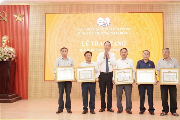 PHƯỜNG NAM ĐỒNG TRAO TẶNG HUY HIỆU ĐẢNG ĐỢT 02/9/2026