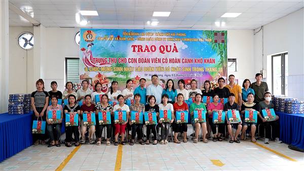 Công đoàn xã Nam Sách trao quà Trung thu cho con đoàn viên và người lao động