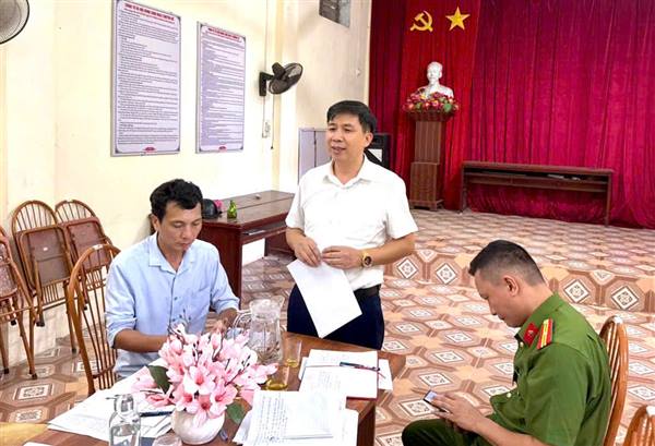 Phó Bí thư Đảng ủy, Chủ tịch UBND xã dự sinh hoạt Chi bộ thôn Nguyễn Quốc Trị