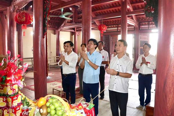 Bí thư Đảng ủy, Chủ tịch HĐND xã Nam Sách dự lễ dâng hương tại Di tích lịch sử Đình làng Vạn Tải