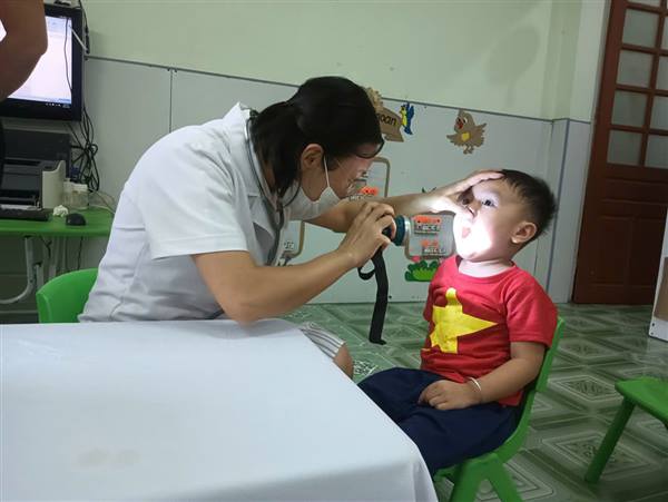 Trường Mầm non Hồng Phong tổ chức khám sức khỏe định kỳ cho trẻ