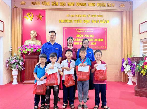 Đoàn Thanh niên tặng 10 suất quà cho học sinh có hoàn cảnh khó khăn