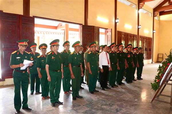 Hội Cựu chiến binh xã Nam Sách dâng hương tưởng niệm và thăm, tặng quà các đồng chí nguyên Chủ tịch Hội qua các thời kỳ