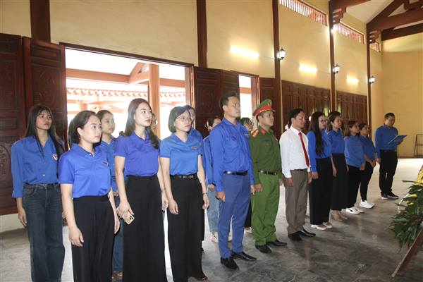 Tuổi trẻ Nam Sách dâng hương tưởng niệm các anh hùng liệt sĩ