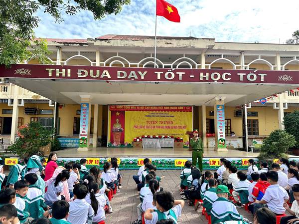 Gần 1000 học sinh Trường Tiểu học Phùng Văn Trinh tuyên truyền pháp luật về trật tự an toàn giao thông và trật tự xã hội