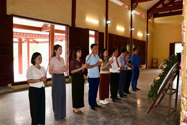 Công đoàn xã Nam Sách tổ chức dâng hương tại Nghĩa trang liệt sĩ Nam Sách