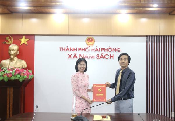 Công bố quyết định chuẩn y chức danh Phó Chủ nhiệm Uỷ ban Kiểm tra Đảng uỷ xã Nam Sách