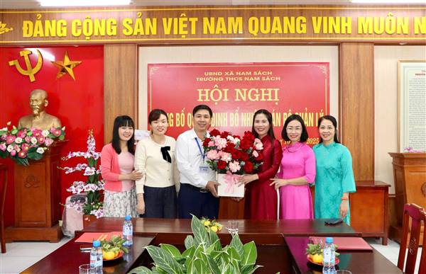 UBND xã trao các quyết định nhân sự hiệu trưởng trường THCS Nam Sách và Tiểu học &THCS Hồng Phong